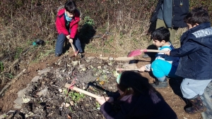 Serbest Gezen Bir Okul -  Bilgeliğin Eşsiz Macerası Okulu -  Güneşli Bir Gün- Bahçe İşlerine Öğrenmeye Doğru Küçük Bir Adım